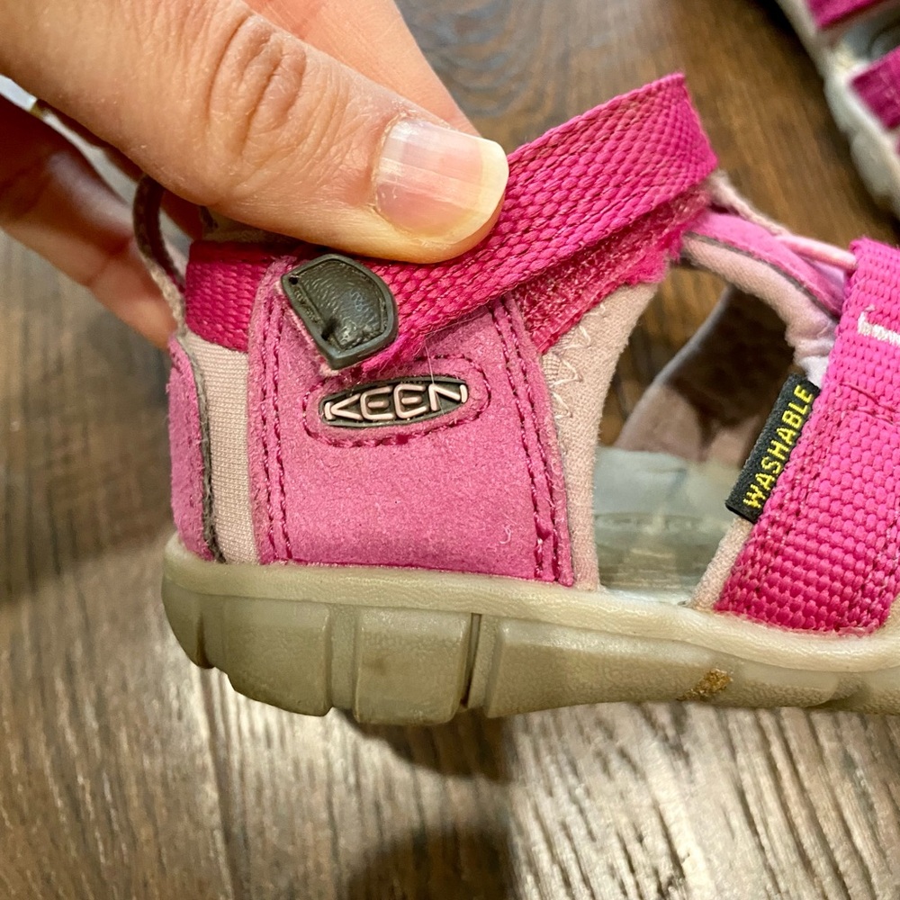 Toddler girl size 7 Keen sandals. Excellent washable sandals for kids.